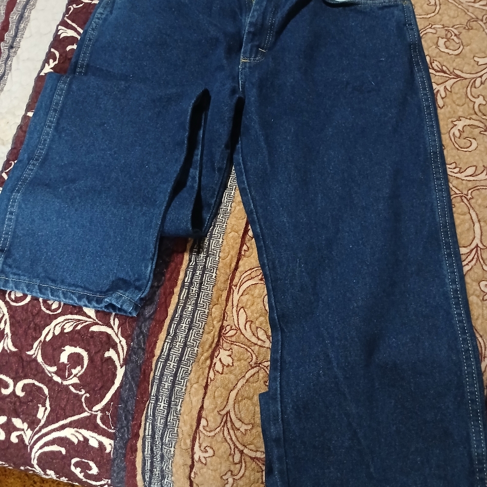 one pre-owned rarely worn Wrangler classic fit rugged wear jeans size 32 x 32